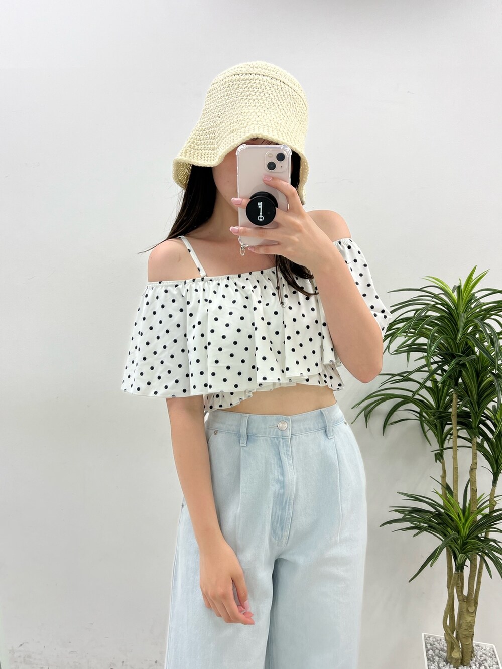 ブルー系のデニムパンツ、ブラック系のサンダル、ホワイト系の水着を着用したレディースの夏コーディネートの2枚目の写真