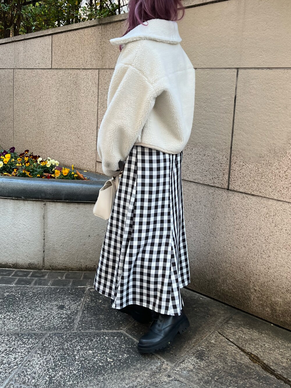 ホワイト系のその他アウター、ホワイト系のニット/セーター、ホワイト系のショルダーバッグを着用したレディースの冬コーディネートの2枚目の写真