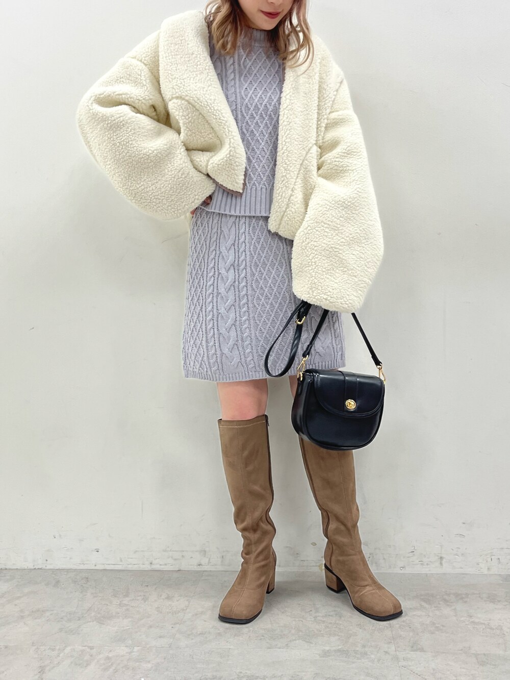 ブラウン系のショルダーバッグ、ベージュ系のブーツ、その他の福袋/福箱を着用したレディースの秋コーディネートの4枚目の写真