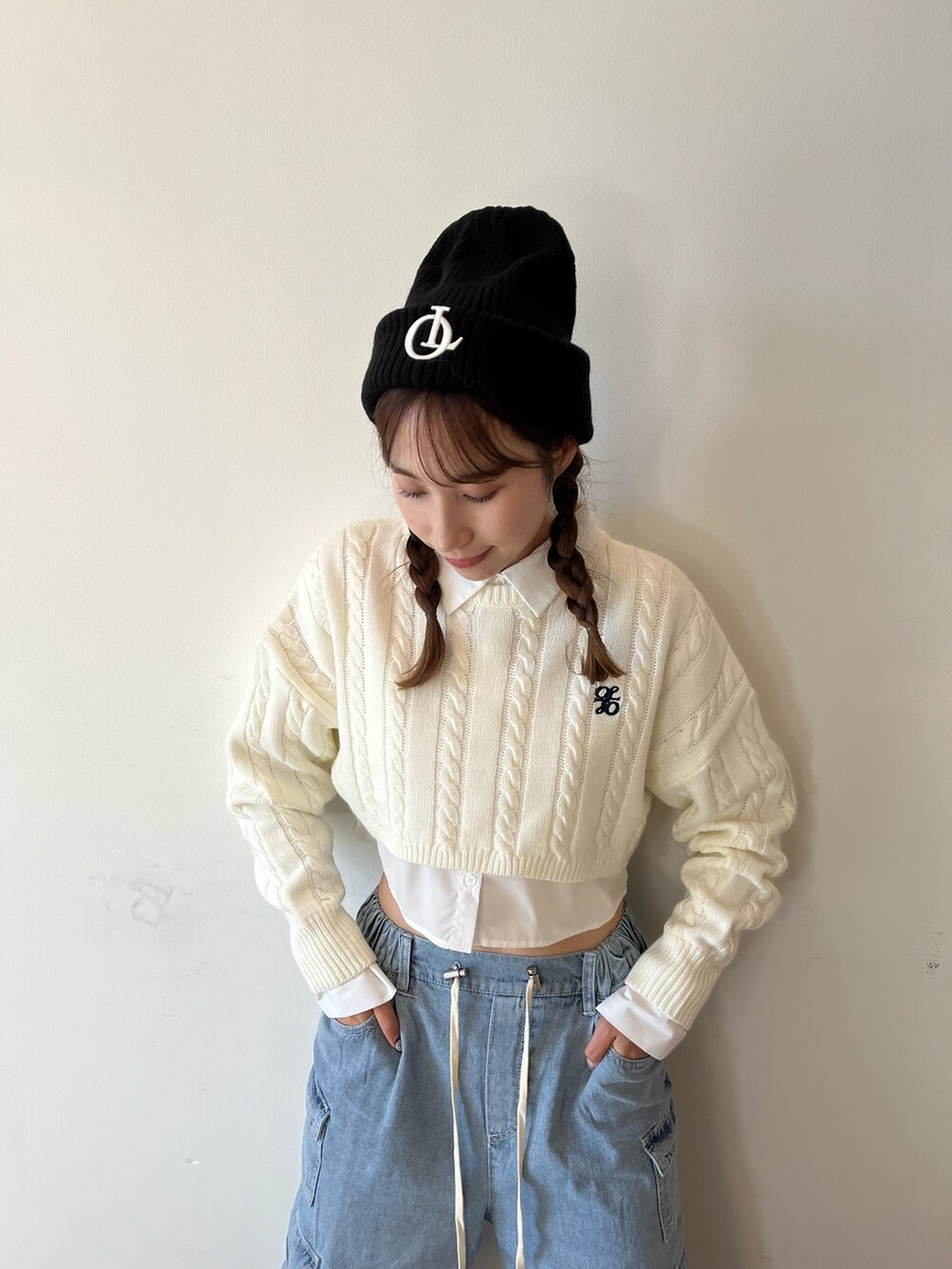 ホワイト系のニット/セーター、ブルー系のカーゴパンツ、ホワイト系のスニーカーを着用したレディースの夏コーディネートの2枚目の写真