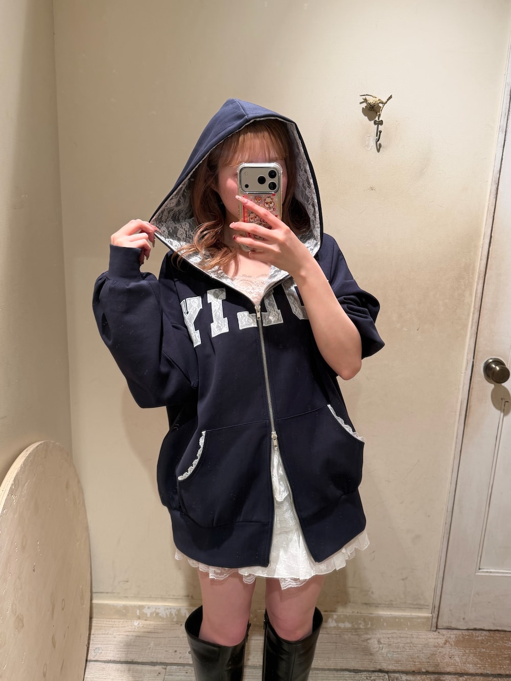 ブルー系のパーカー、ホワイト系のスカートを着用したレディースの春コーディネートの2枚目の写真