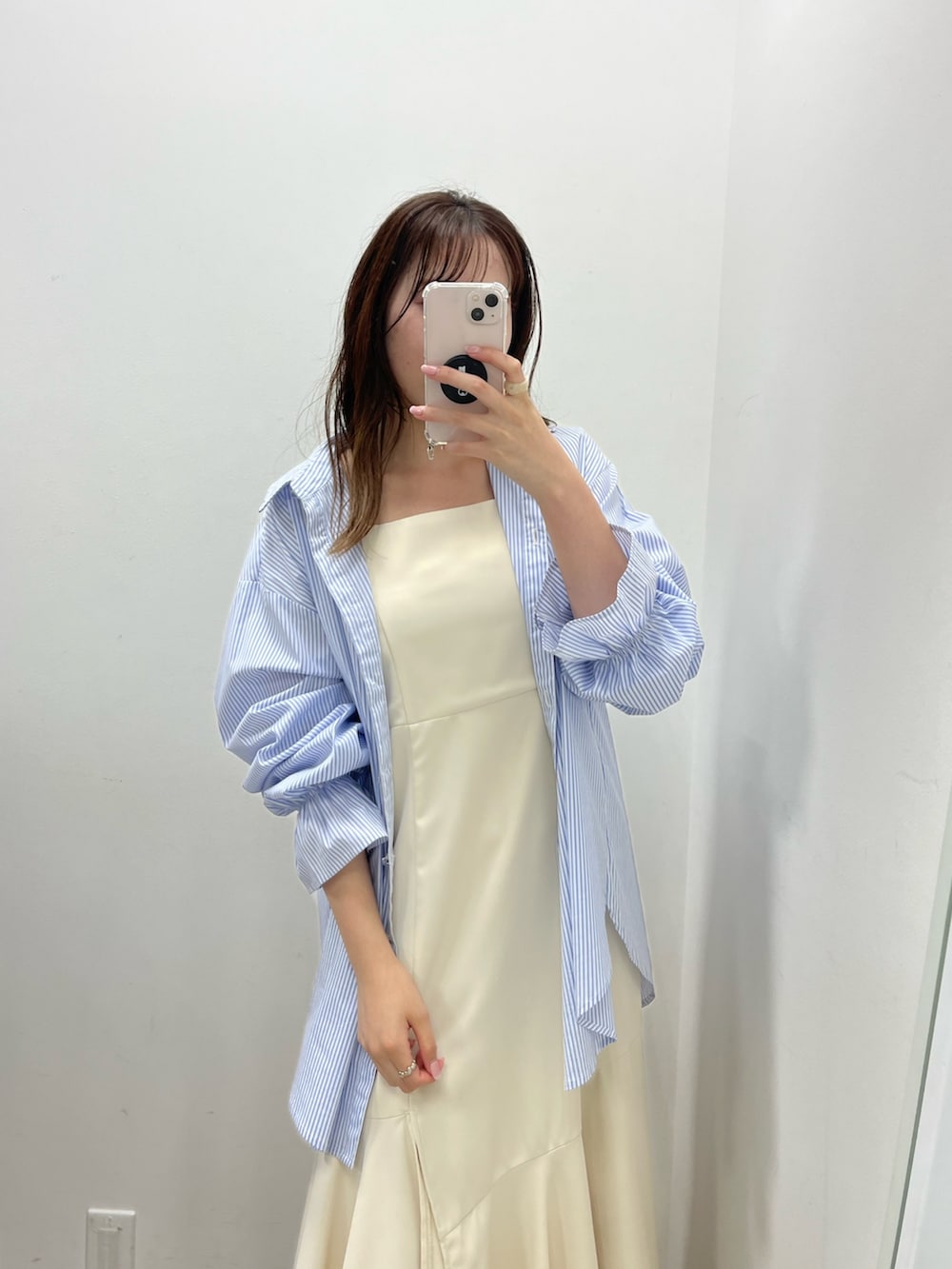ブルー系のワンピース、ホワイト系のシャツ/ブラウス、ホワイト系のサンダルを着用したレディースの夏コーディネートの2枚目の写真