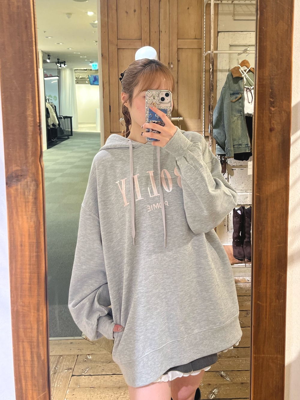 グレー系のパーカー、ブラウン系のブーツを着用したレディースの秋コーディネートの2枚目の写真