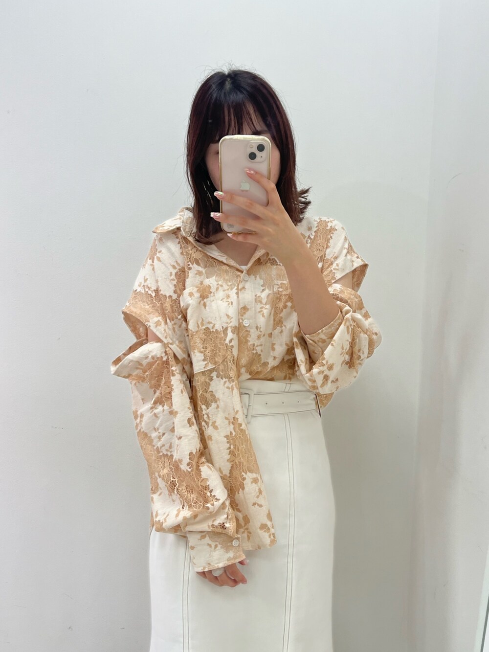 ベージュ系のシャツ/ブラウス、ホワイト系のスカート、ブラック系のサンダルを着用したレディースの夏コーディネートの2枚目の写真