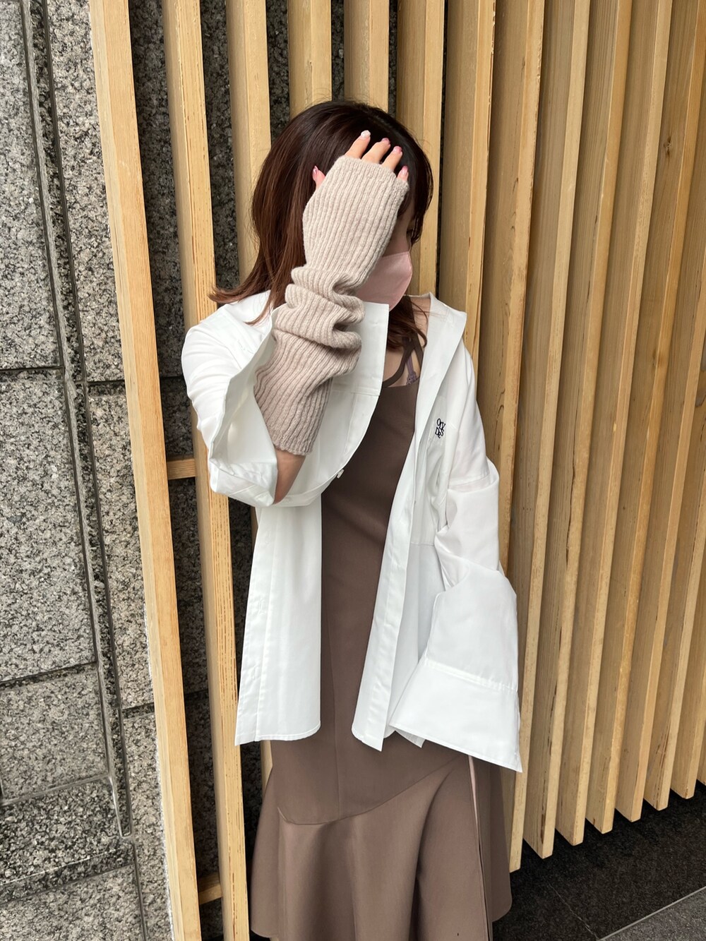 ブラウン系のワンピース、ホワイト系のシャツ/ブラウス、ブラウン系のブーツを着用したレディースの夏コーディネートの3枚目の写真