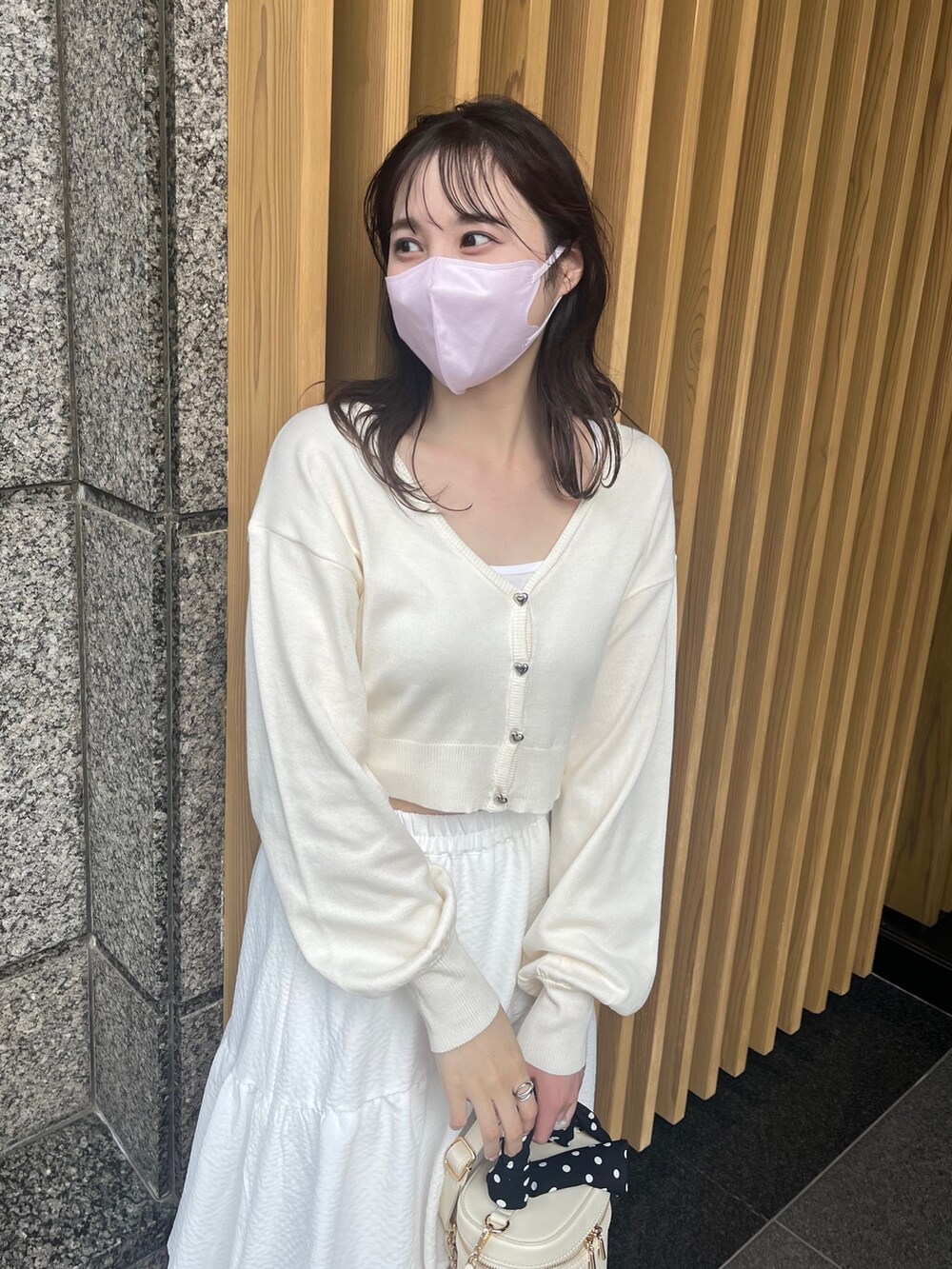 ホワイト系のカーディガン/ボレロ、ホワイト系のスカート、ホワイト系のサンダルを着用したレディースの春コーディネートの2枚目の写真