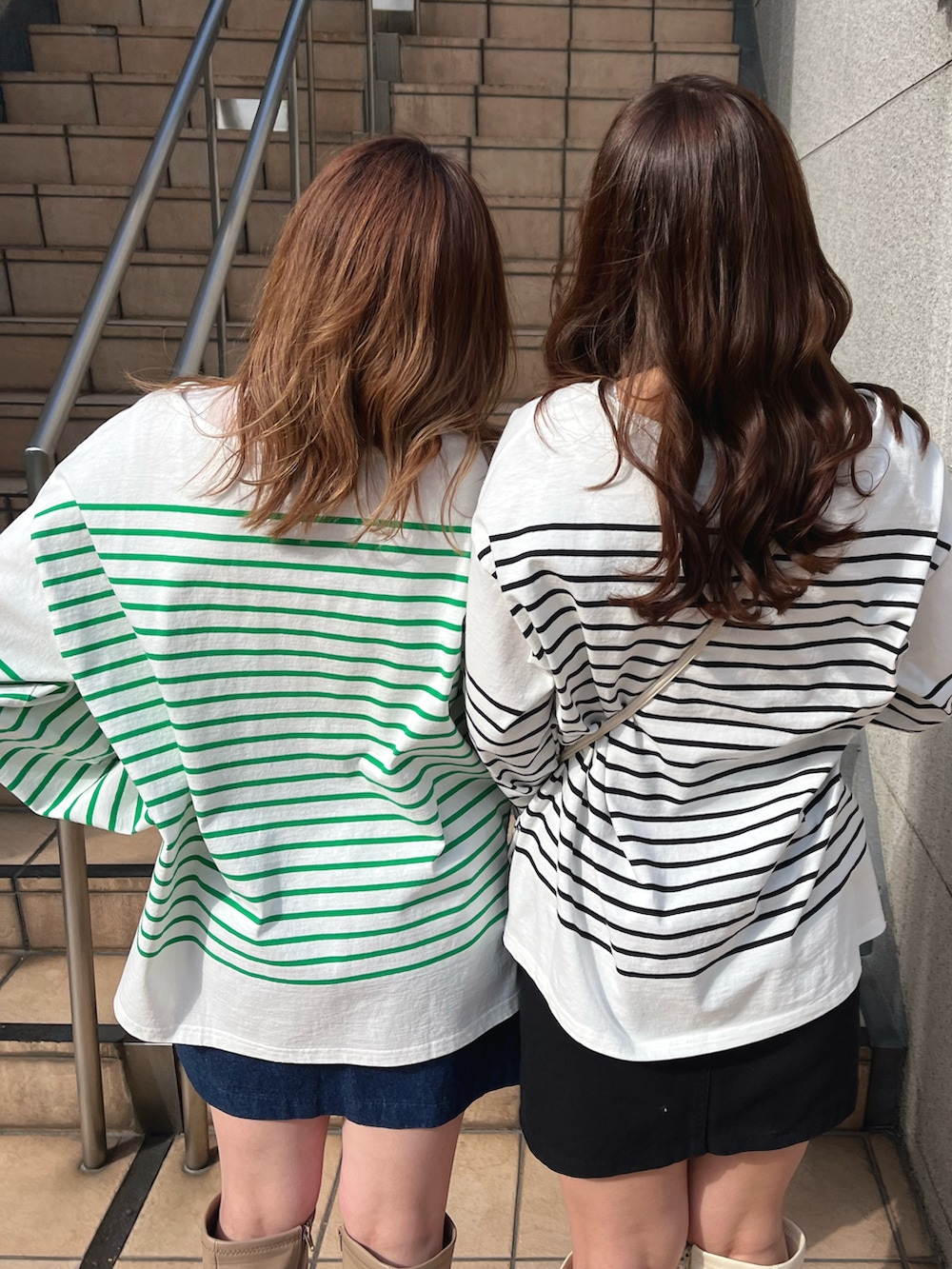 グリーン系のTシャツ/カットソー、ブルー系のスカート、ベージュ系のブーツを着用したレディースの冬コーディネートの3枚目の写真