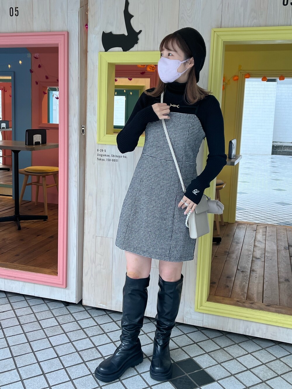 ブラック系のニット/セーター、その他のワンピース、ベージュ系のショルダーバッグを着用したレディースの秋コーディネートの2枚目の写真