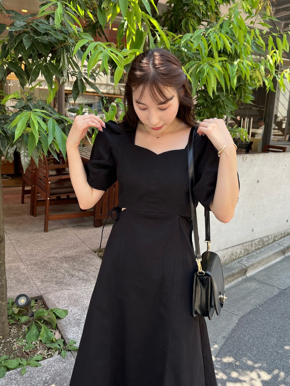 ブラック系のワンピース、ブラック系のブーツを着用したレディースの夏コーディネートの2枚目の写真