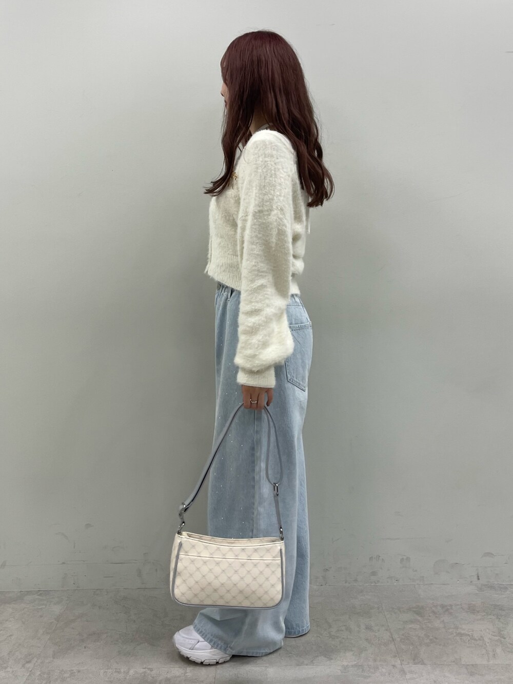 ホワイト系のカーディガン/ボレロ、ブルー系のデニムパンツを着用したレディースの秋コーディネートの2枚目の写真