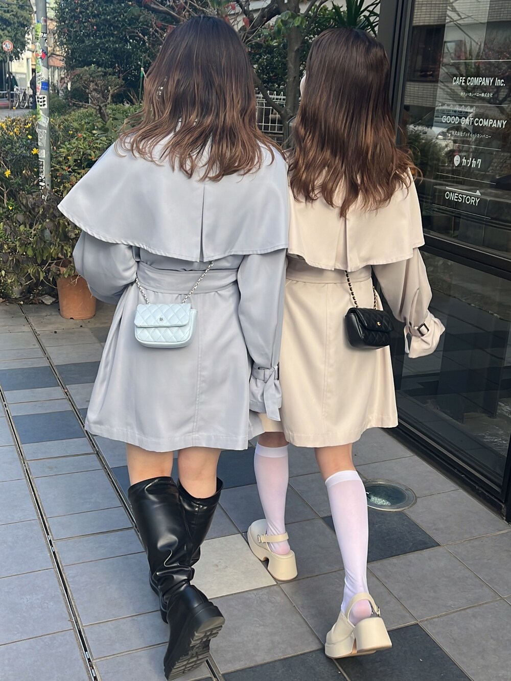 ブルー系のトレンチコート、ブルー系のスカートを着用したレディースの冬コーディネートの3枚目の写真