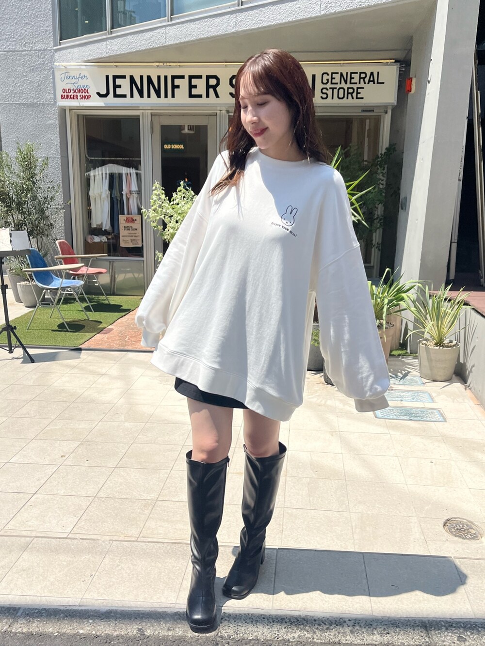 ホワイト系のスウェット、ホワイト系のショルダーバッグ、グレー系のトートバッグを着用したレディースの夏コーディネートの2枚目の写真