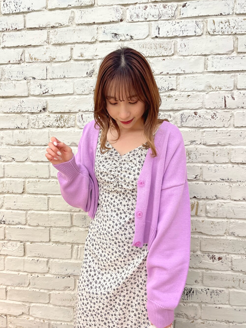 ホワイト系のワンピース、パープル系のカーディガン/ボレロ、ホワイト系のショルダーバッグを着用したレディースの冬コーディネートの2枚目の写真