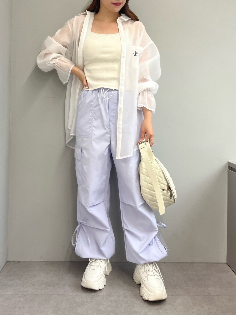 ホワイト系のシャツ/ブラウス、パープル系のカーゴパンツ、ホワイト系のキャップを着用したレディースの春コーディネートの2枚目の写真