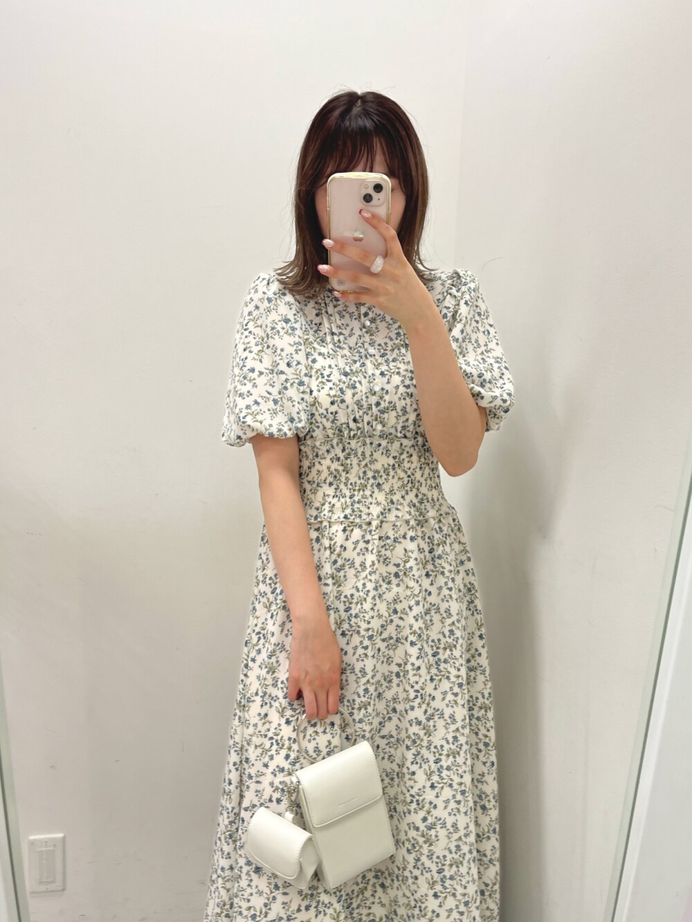 ブルー系のワンピース、ホワイト系のショルダーバッグ、ベージュ系のサンダルを着用したレディースの春コーディネートの2枚目の写真