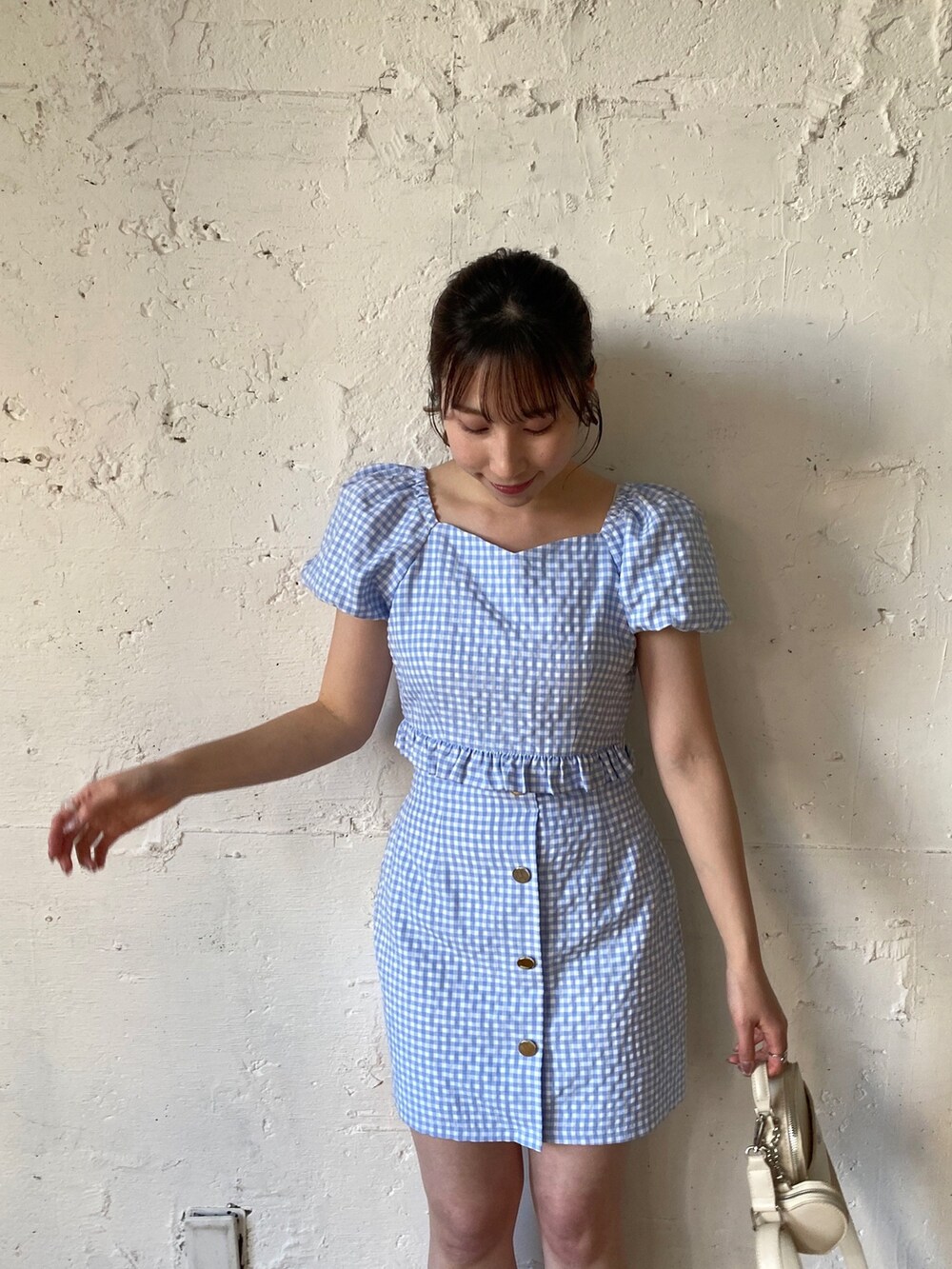 ブルー系のシャツ/ブラウス、ブルー系のスカート、ホワイト系のスニーカーを着用したレディースの春コーディネートの2枚目の写真