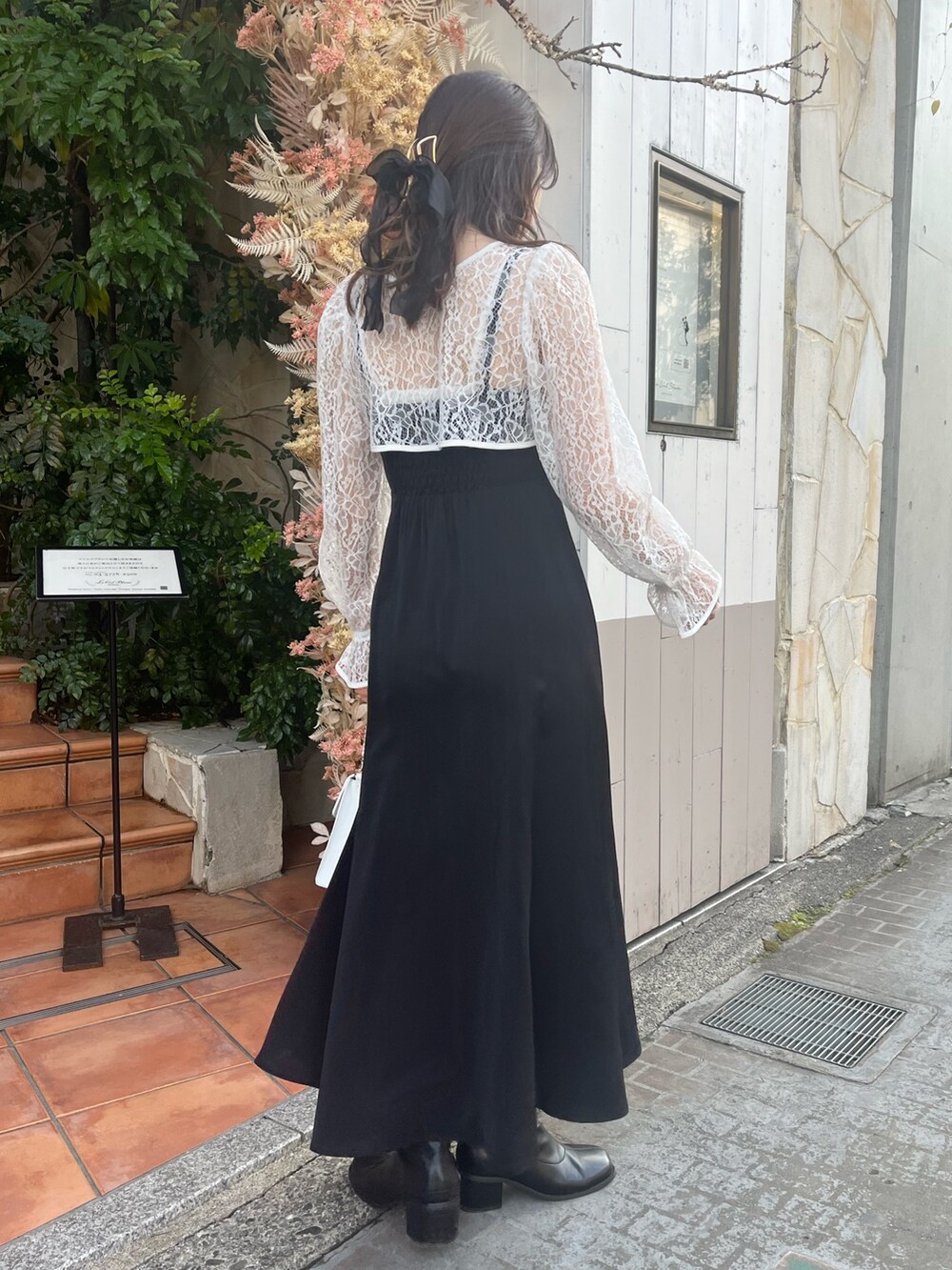 ブラック系のワンピースを着用したレディースの冬コーディネートの2枚目の写真