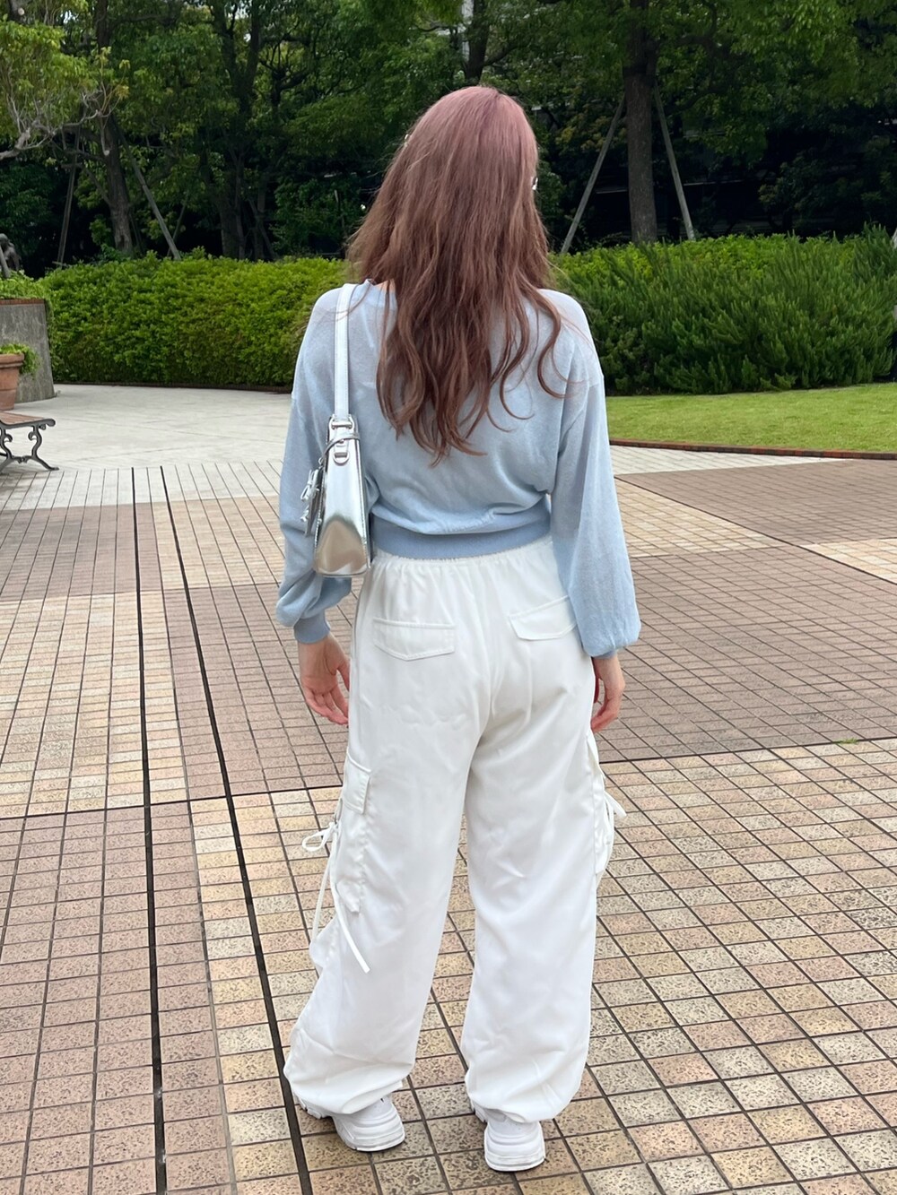 ブルー系のカーディガン/ボレロ、ホワイト系のカーゴパンツを着用したレディースの夏コーディネートの2枚目の写真