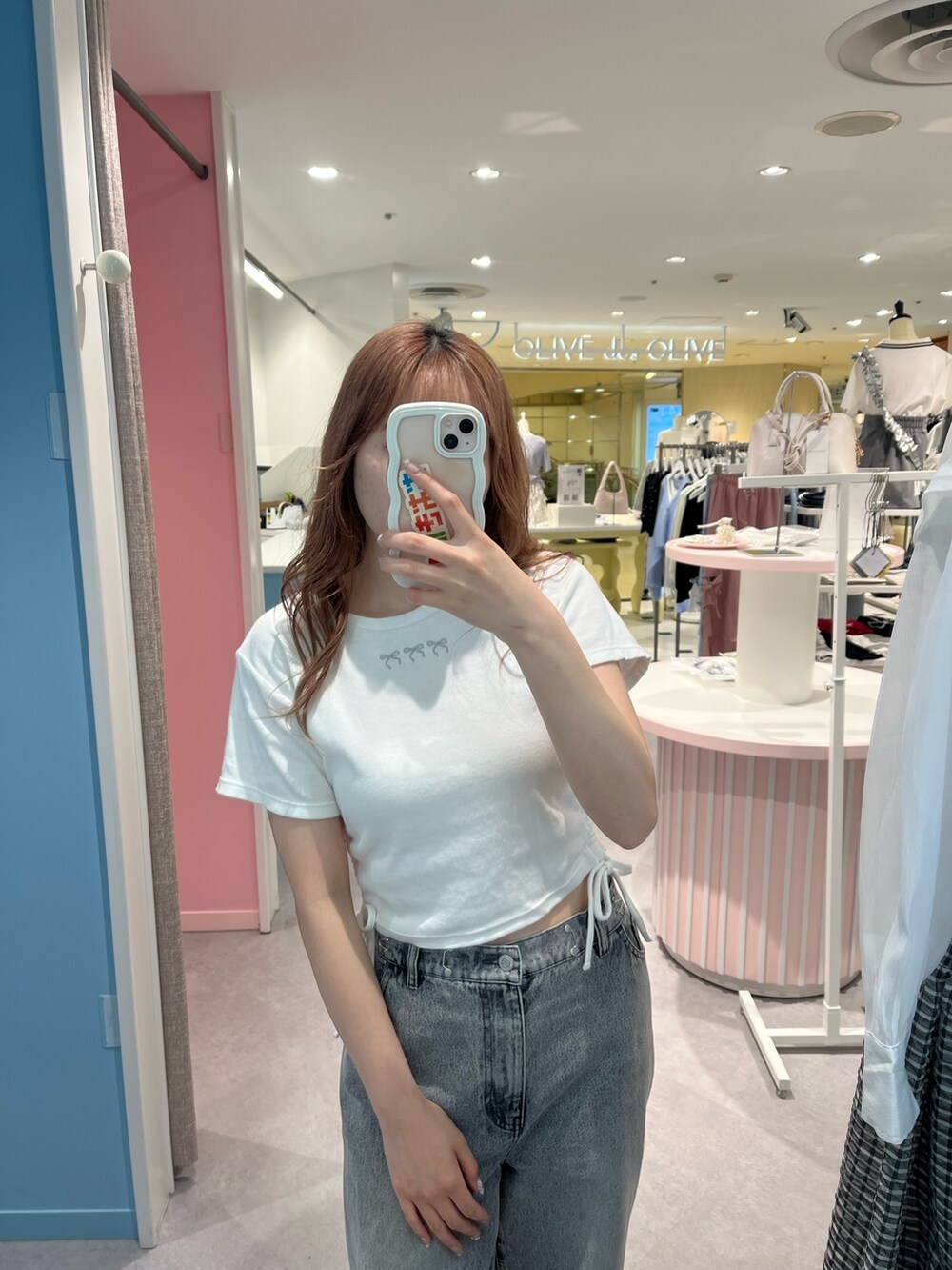 ホワイト系のTシャツ/カットソー、グレー系のデニムパンツを着用したレディースの春コーディネートの2枚目の写真