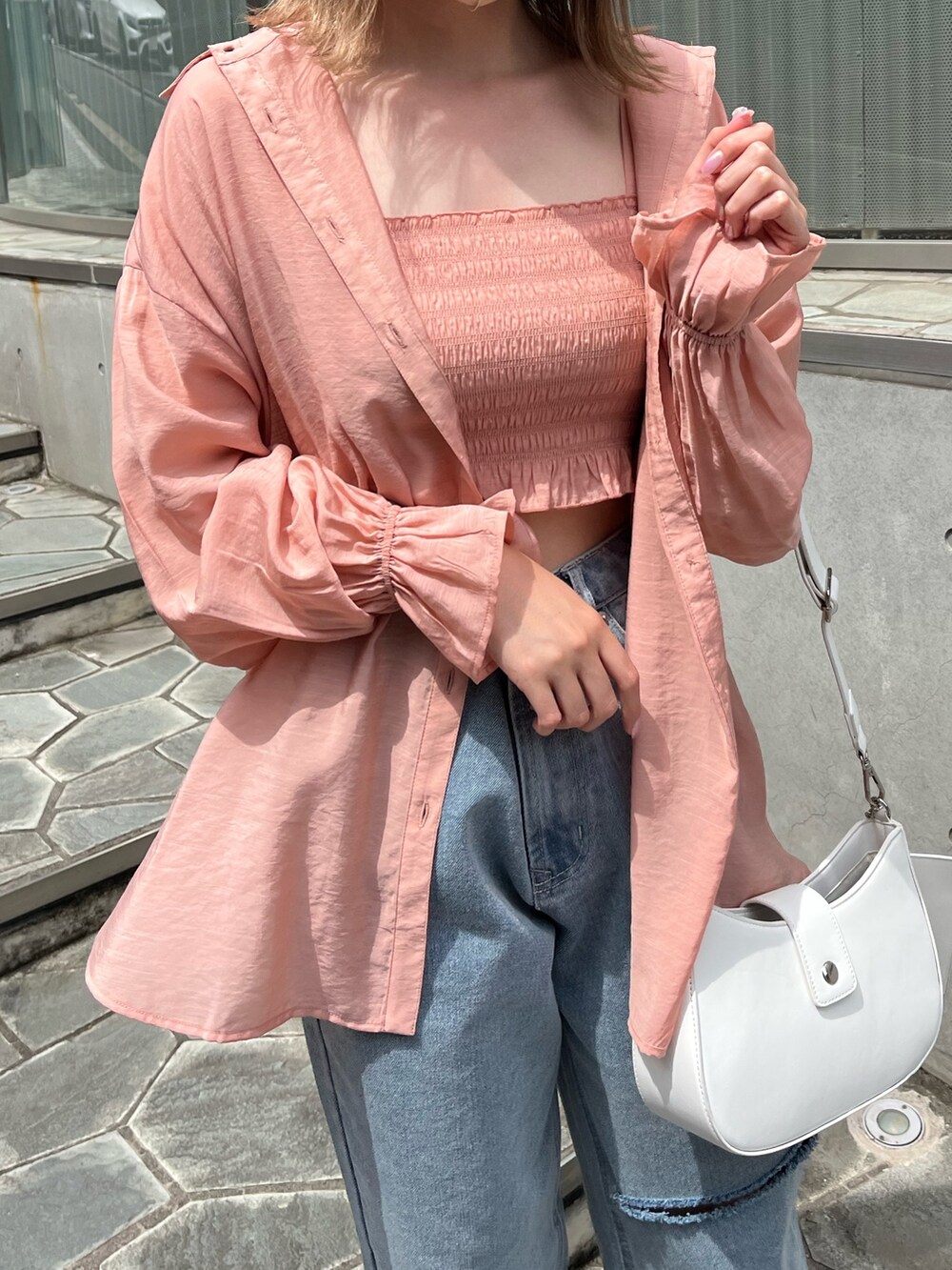 オレンジ系のシャツ/ブラウス、ブルー系のデニムパンツ、パープル系のショルダーバッグを着用したレディースの夏コーディネートの3枚目の写真