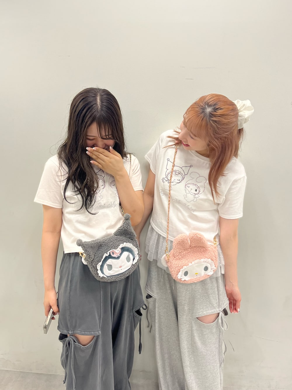 ホワイト系のTシャツ/カットソー、グレー系のスウェットパンツ、ホワイト系のキャミソールを着用したレディースの夏コーディネートの2枚目の写真