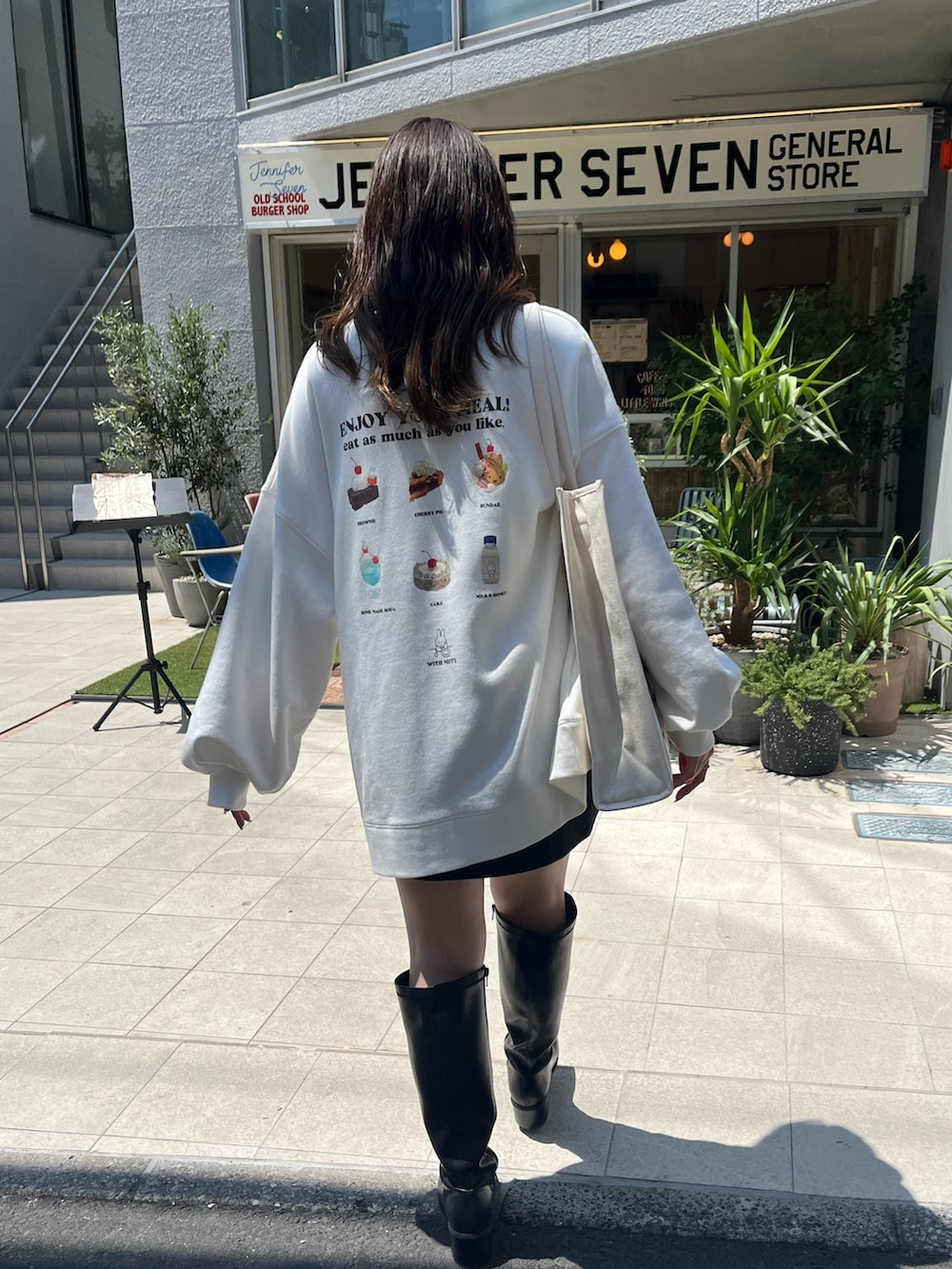 ホワイト系のスウェット、ホワイト系のショルダーバッグ、グレー系のトートバッグを着用したレディースの夏コーディネートの3枚目の写真