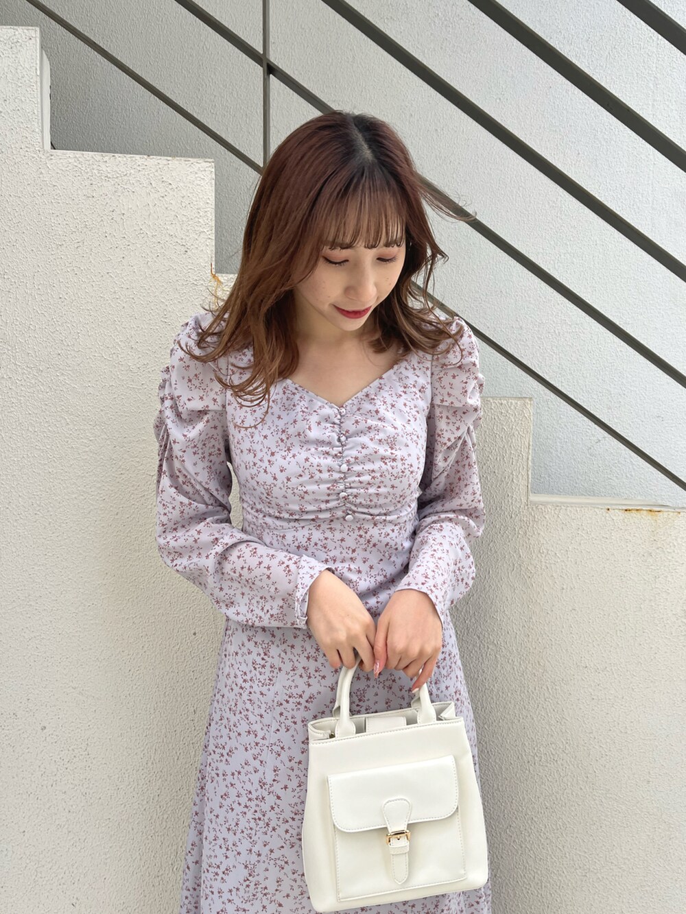 ブルー系のワンピース、ホワイト系のショルダーバッグ、ホワイト系のバレエシューズを着用したレディースの冬コーディネートの3枚目の写真