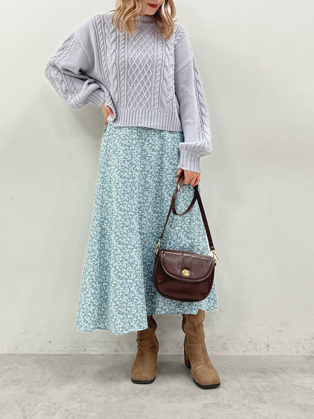 ブラウン系のショルダーバッグ、ベージュ系のブーツ、その他の福袋/福箱を着用したレディースの秋コーディネートの2枚目の写真