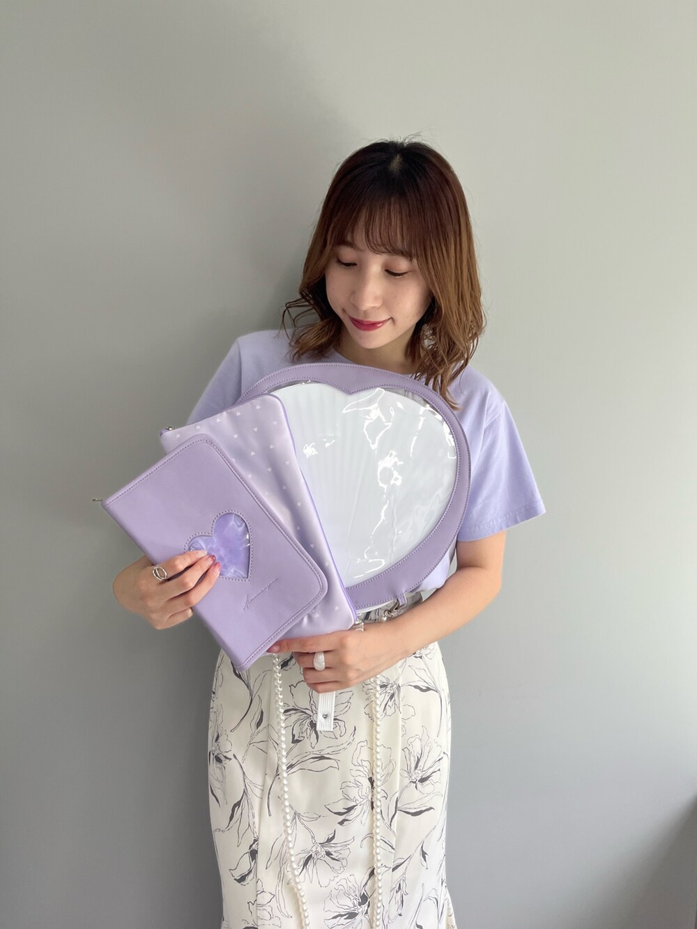 ホワイト系のスカート、パープル系のTシャツ/カットソー、パープル系のその他小物を着用したレディースの夏コーディネートの2枚目の写真