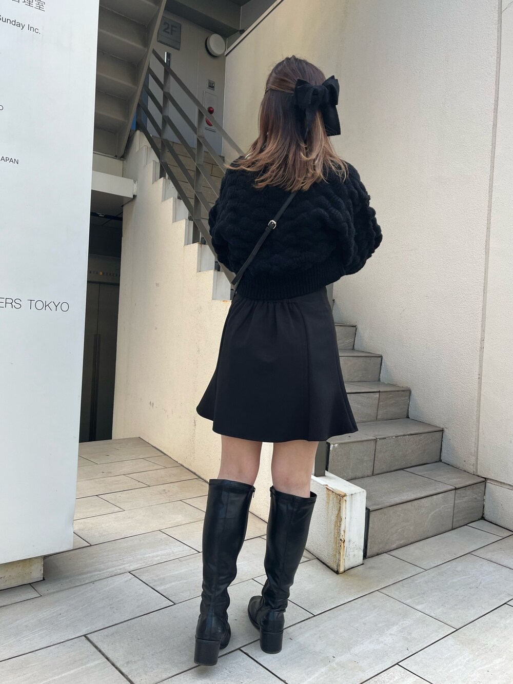 ブラック系のカーディガン/ボレロ、その他のTシャツ/カットソー、ブラック系のスカートを着用したレディースの冬コーディネートの2枚目の写真