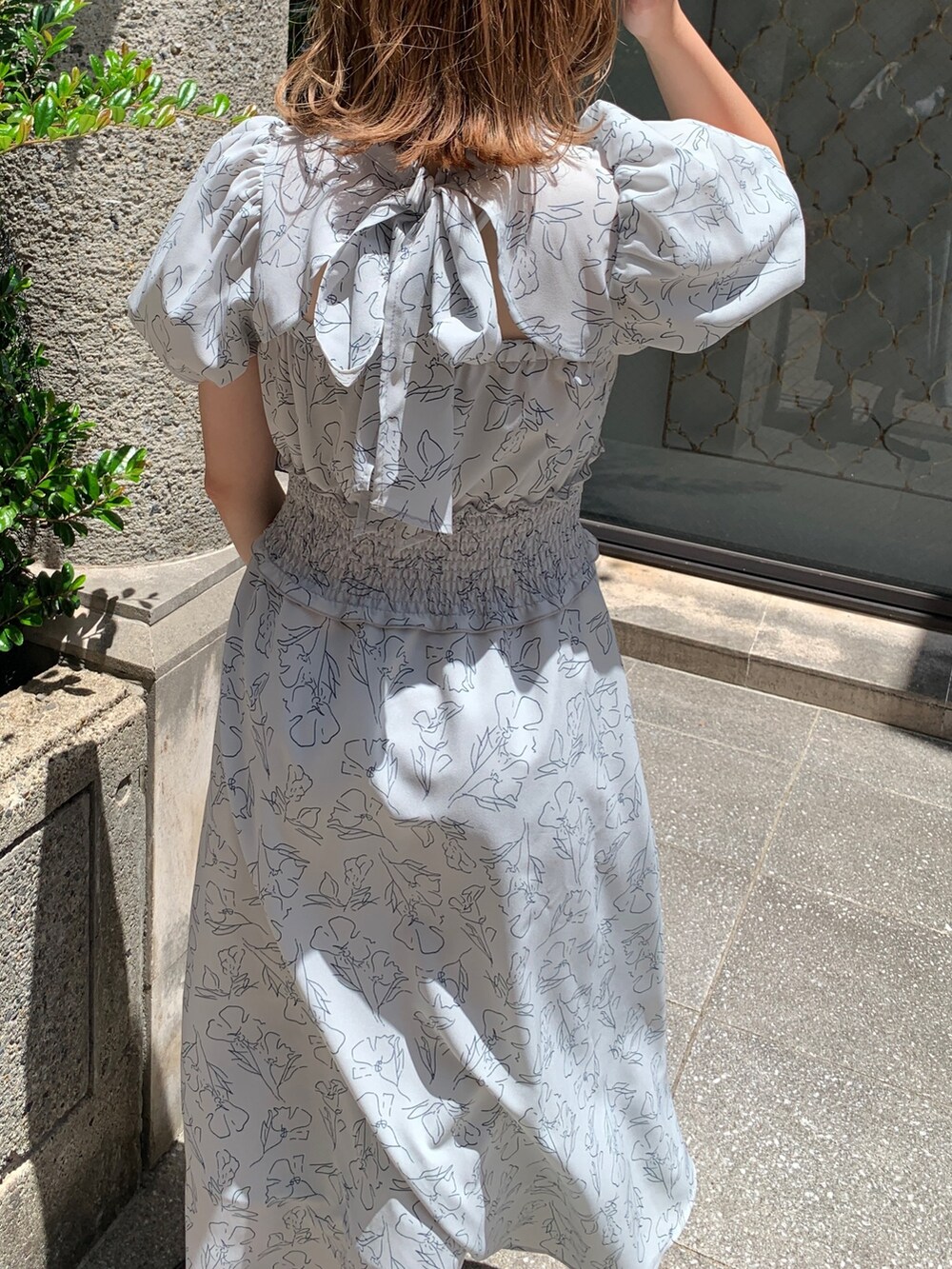 ブルー系のワンピース、ブラック系のショルダーバッグ、ブラック系のサンダルを着用したレディースの夏コーディネートの3枚目の写真