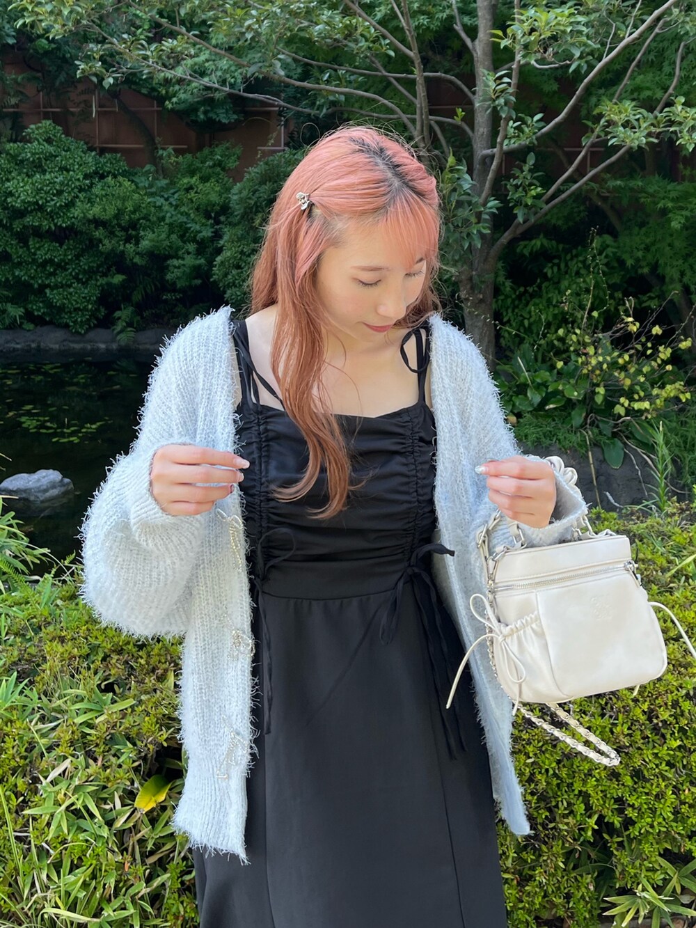 ブルー系のカーディガン/ボレロ、ブラウン系のワンピース、ブラック系のショルダーバッグを着用したレディースの秋コーディネートの3枚目の写真