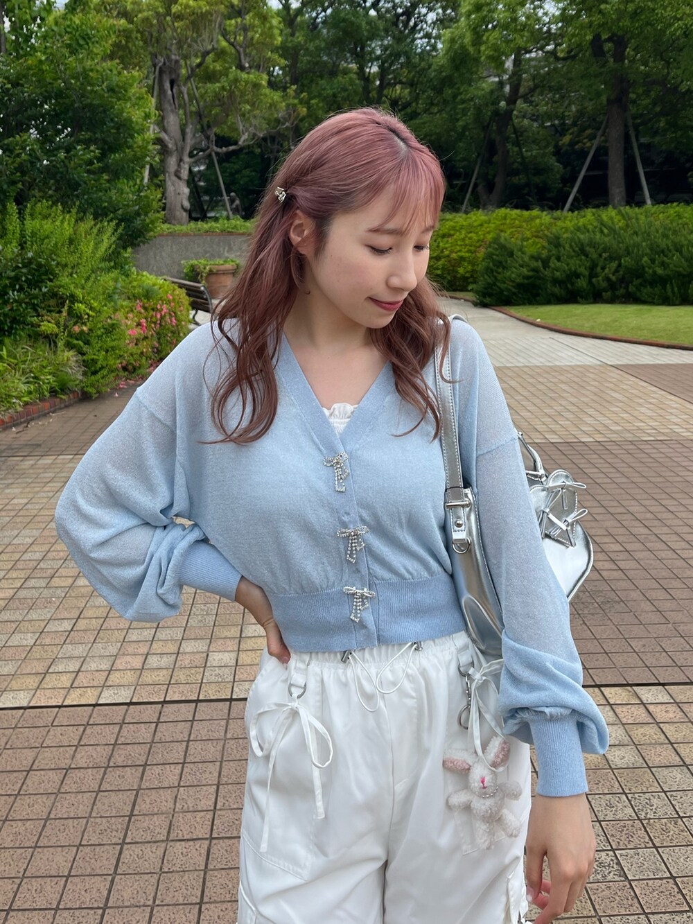 ブルー系のカーディガン/ボレロ、ホワイト系のカーゴパンツを着用したレディースの夏コーディネートの3枚目の写真