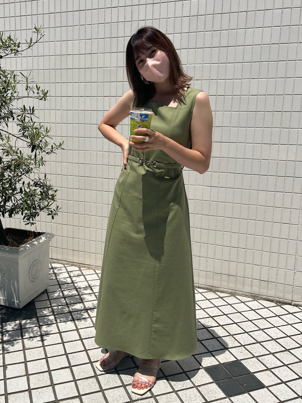 グリーン系のワンピース、ホワイト系のサンダルを着用したレディースの夏コーディネートの2枚目の写真