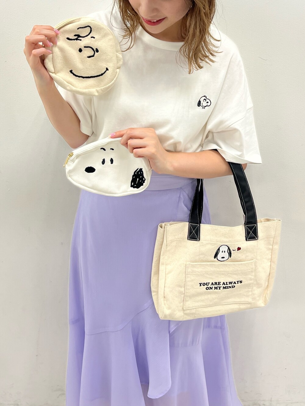 ホワイト系のTシャツ/カットソー、パープル系のスカートを着用したレディースの春コーディネートの3枚目の写真