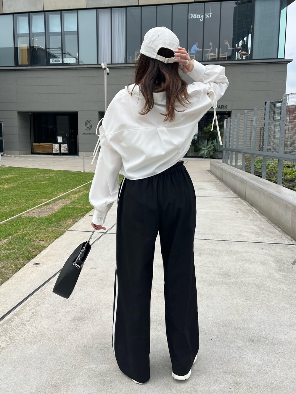 ホワイト系のシャツ/ブラウス、ブラック系のその他パンツ、ホワイト系のショルダーバッグを着用したレディースの夏コーディネートの2枚目の写真