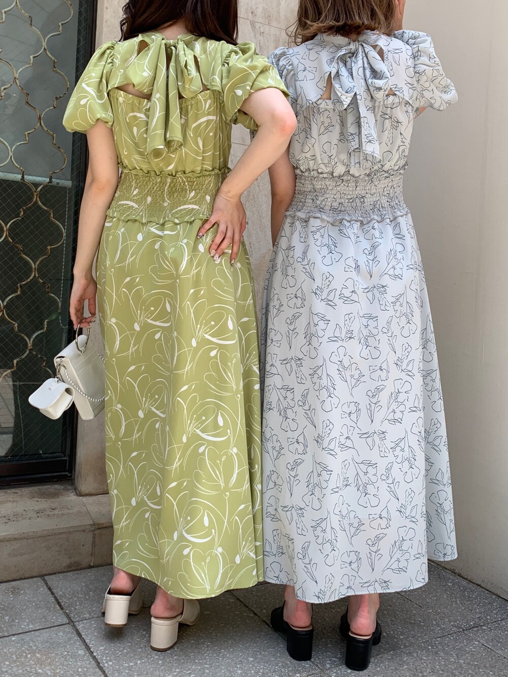 ブルー系のワンピース、ブラック系のショルダーバッグ、ブラック系のサンダルを着用したレディースの夏コーディネートの2枚目の写真