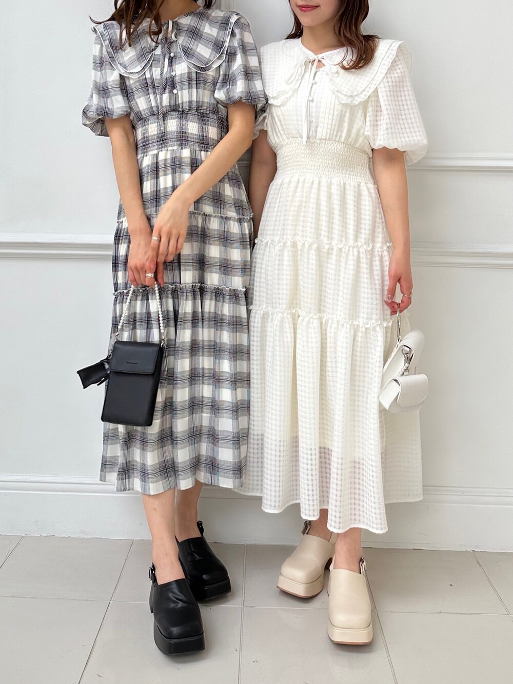 ホワイト系のワンピース/ドレス、ホワイト系のショルダーバッグ、ホワイト系のサンダルを着用したレディースの冬コーディネートの2枚目の写真