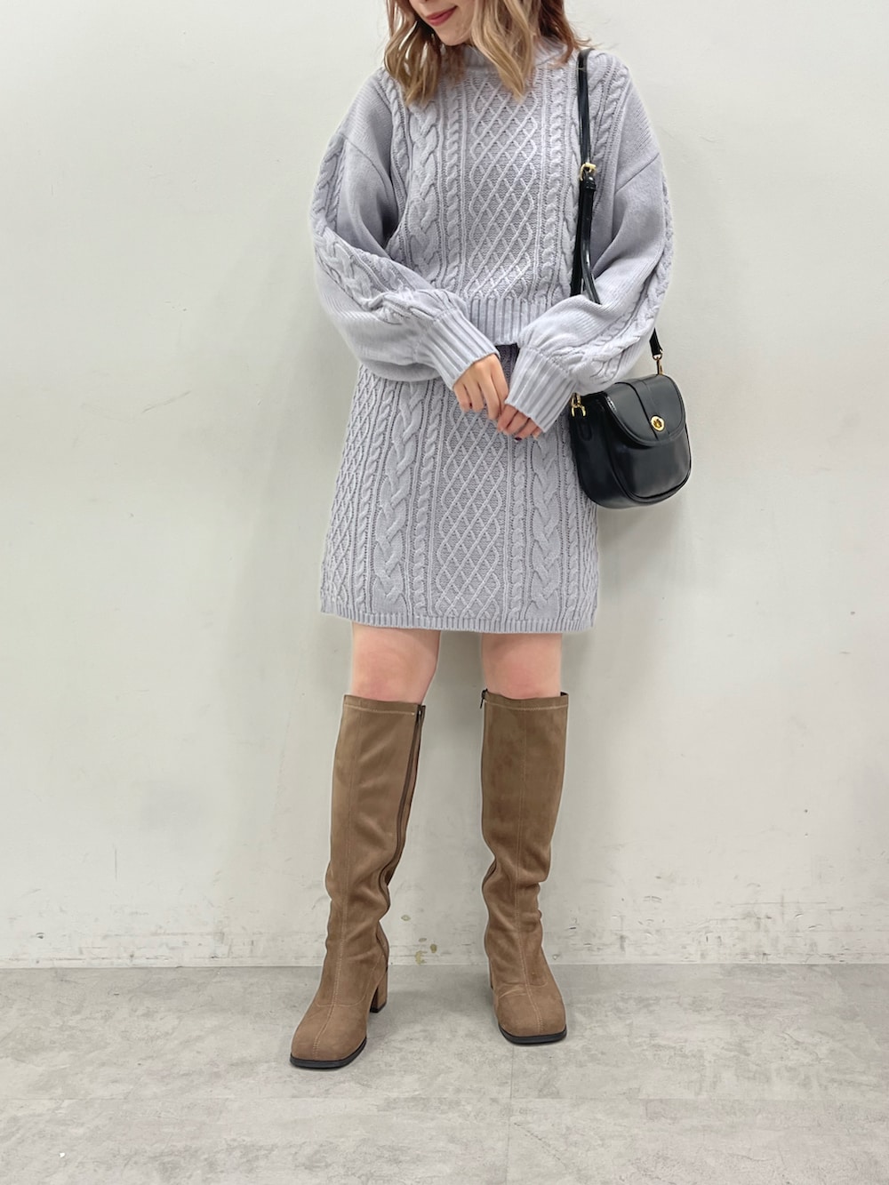 ブラウン系のショルダーバッグ、ベージュ系のブーツ、その他の福袋/福箱を着用したレディースの秋コーディネートの3枚目の写真