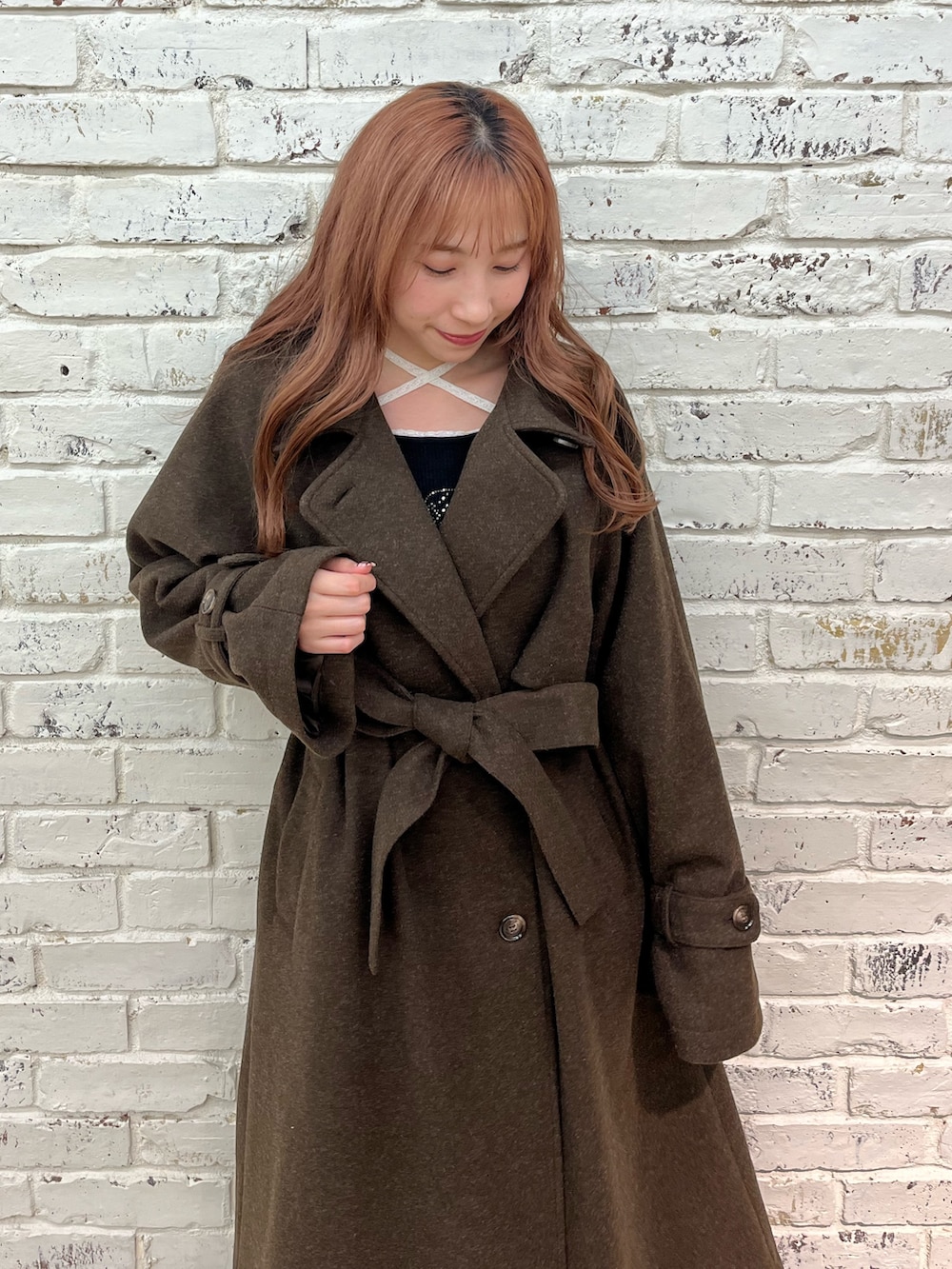 ブラウン系のその他アウターを着用したレディースの秋コーディネートの3枚目の写真