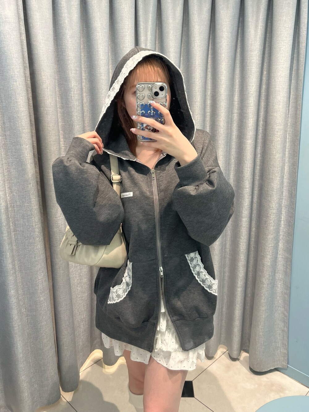 グレー系のパーカー、その他のスカートを着用したレディースの夏コーディネートの2枚目の写真