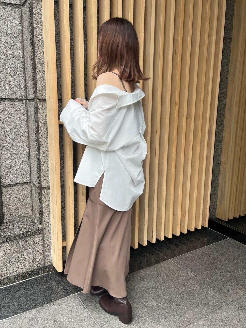 ブラウン系のワンピース、ホワイト系のシャツ/ブラウス、ブラウン系のブーツを着用したレディースの夏コーディネートの2枚目の写真