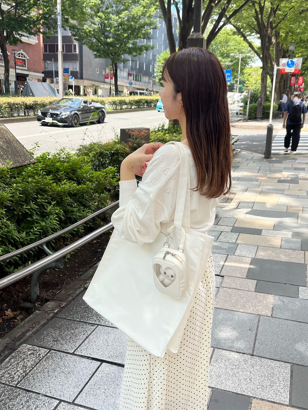 ホワイト系のトートバッグ、ホワイト系のワンピース/ドレス、ホワイト系のカーディガン/ボレロを着用したレディースの夏コーディネートの2枚目の写真