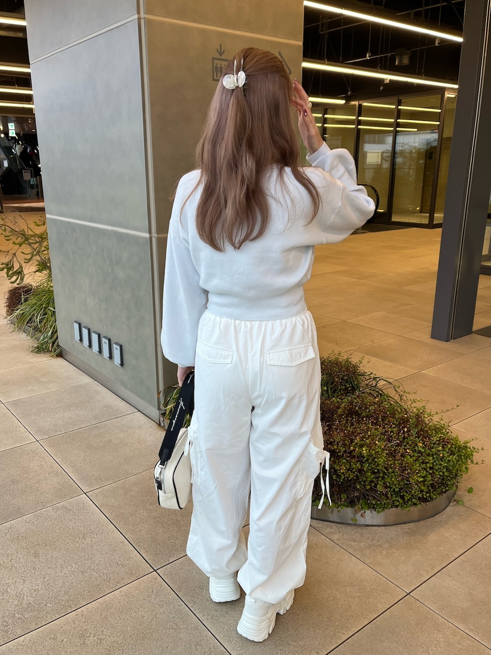 ブルー系のカーディガン/ボレロ、ホワイト系のカーゴパンツ、ホワイト系のショルダーバッグを着用したレディースの冬コーディネートの2枚目の写真