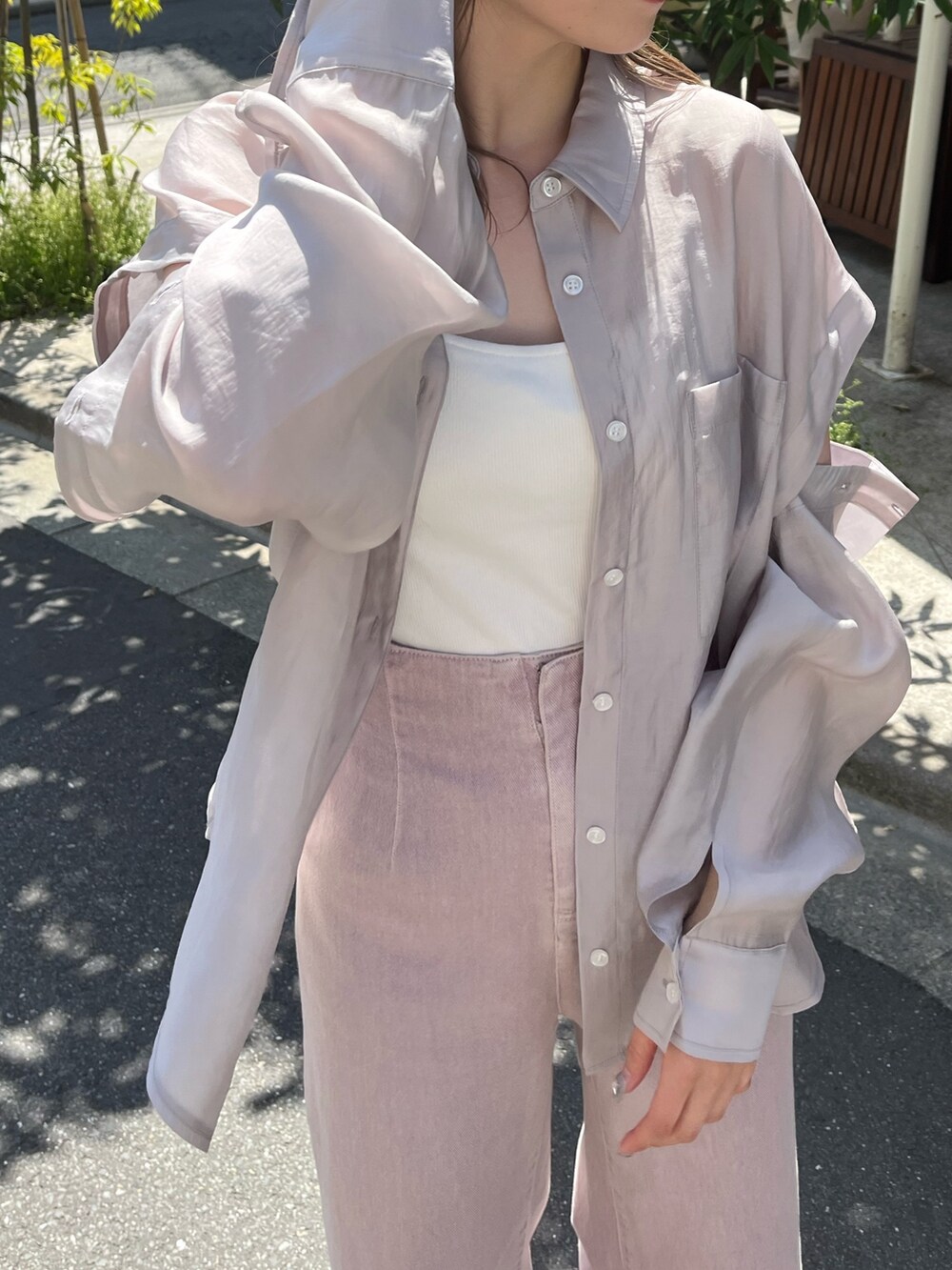 ベージュ系のシャツ/ブラウス、パープル系のデニムパンツ、ホワイト系のサンダルを着用したレディースの春コーディネートの3枚目の写真