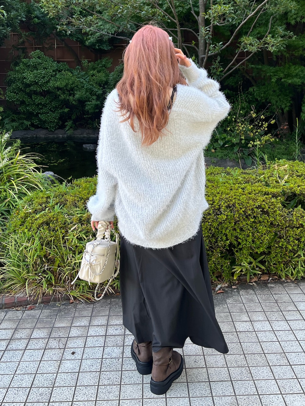 ブルー系のカーディガン/ボレロ、ブラウン系のワンピース、ブラック系のショルダーバッグを着用したレディースの秋コーディネートの2枚目の写真