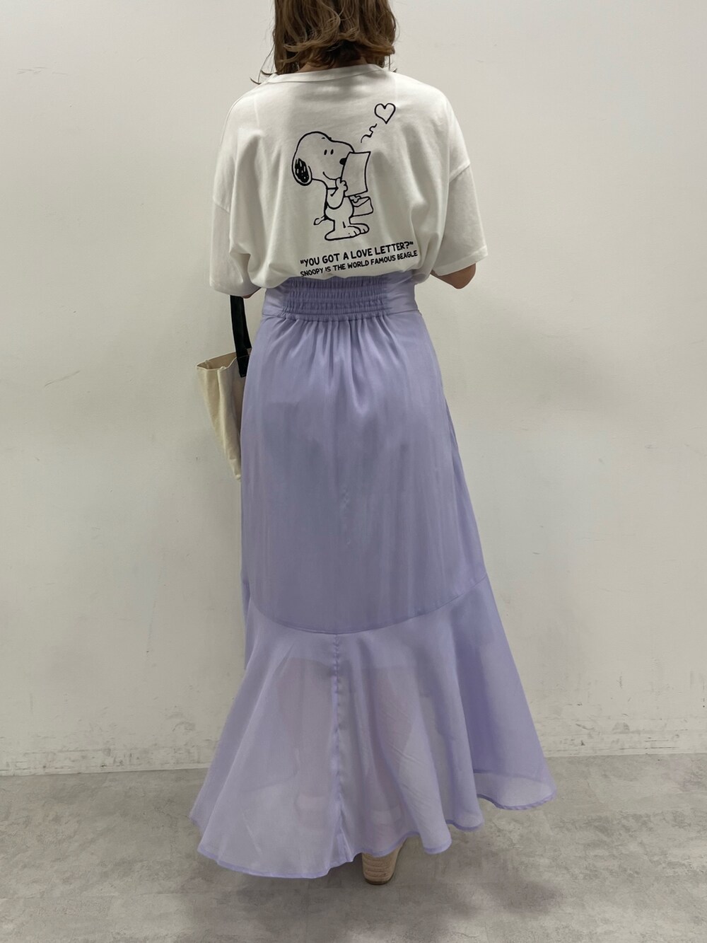 ホワイト系のTシャツ/カットソー、パープル系のスカートを着用したレディースの春コーディネートの2枚目の写真