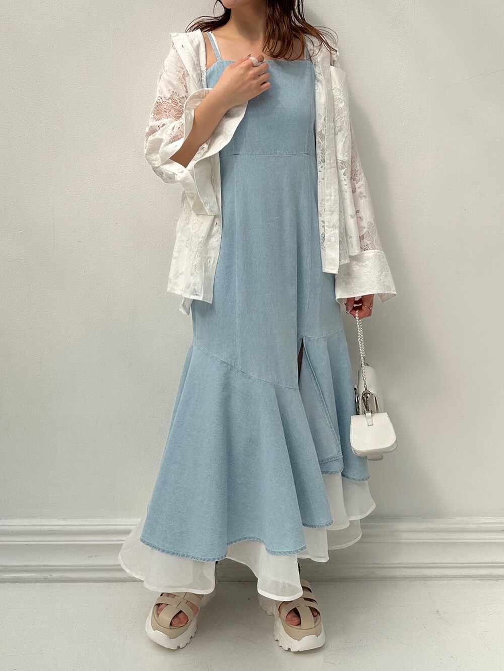 ブルー系のワンピース、ホワイト系のシャツ/ブラウス、ホワイト系のショルダーバッグを着用したレディースの冬コーディネートの2枚目の写真