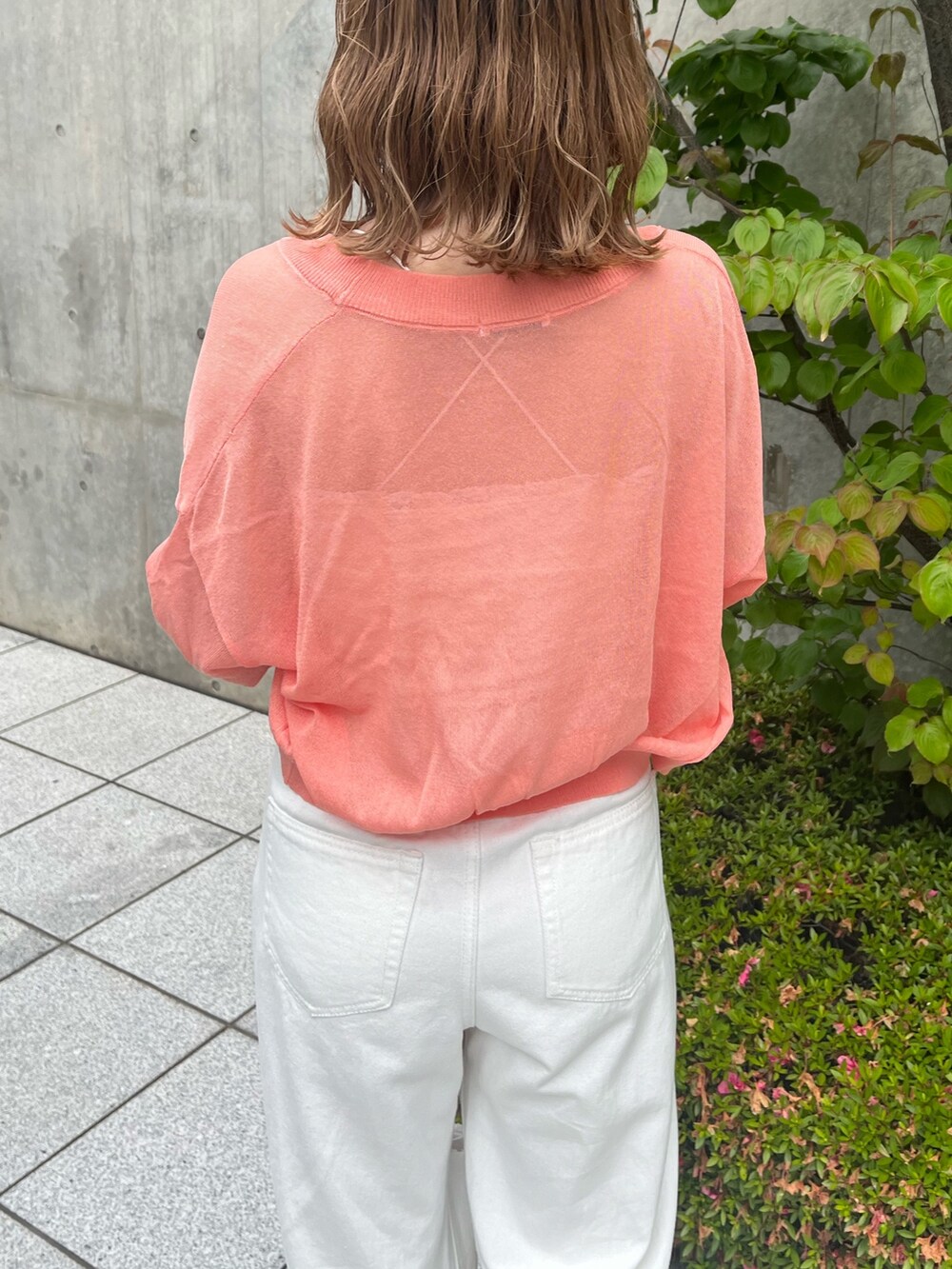 オレンジ系のカーディガン/ボレロ、ホワイト系のデニムパンツ、ブラック系のサンダルを着用したレディースの夏コーディネートの2枚目の写真