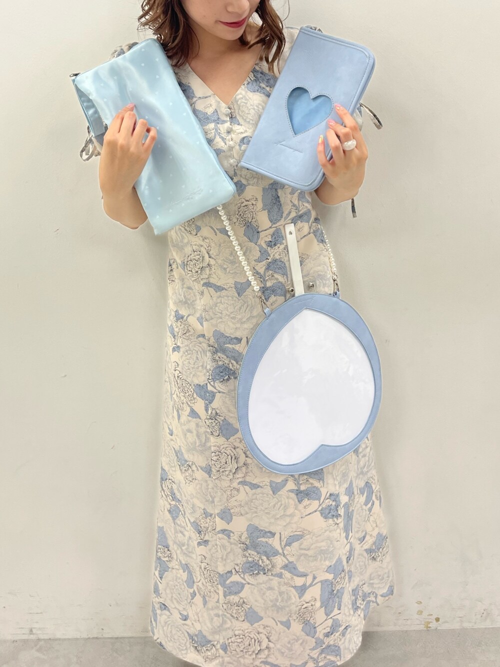 ブルー系のその他小物、ブルー系のその他小物、ブルー系のその他小物を着用したレディースの夏コーディネートの3枚目の写真
